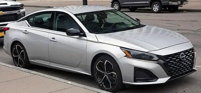 Nissan Altima (Silver)